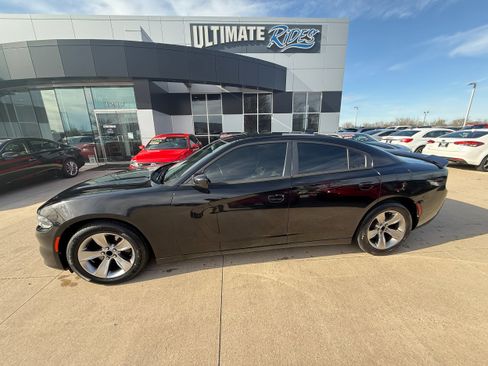 Used 2015 Dodge Charger SXT RWD image 4