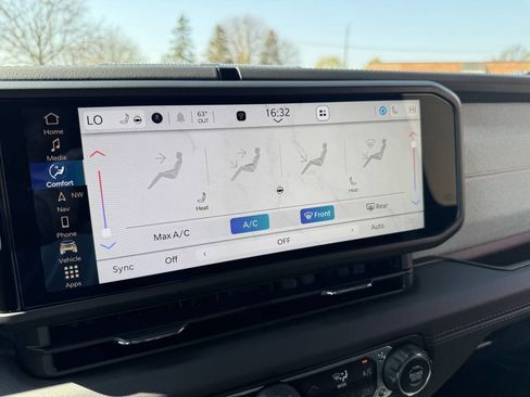 Used 2024 Jeep Wrangler Unlimited Sahara w/ Technology Group AWD/4WD image 14