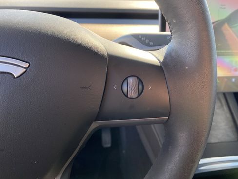 Used 2022 Tesla Model Y Long Range image 21