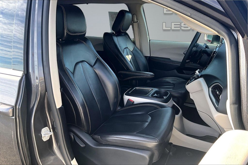 Used 2023 Chrysler Pacifica Touring-L FWD image 7