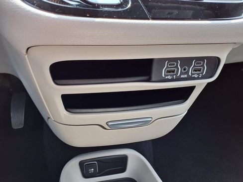 Used 2023 Chrysler Pacifica Touring-L FWD image 10