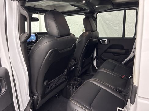 Certified 2025 Jeep Gladiator Sport AWD/4WD image 14