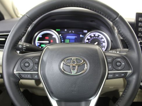 Used 2021 Toyota Camry XLE w/ Navigation Upgrade Package image 12