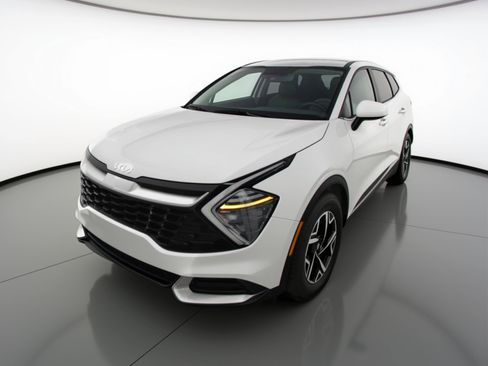 Used 2025 Kia Sportage LX image 3