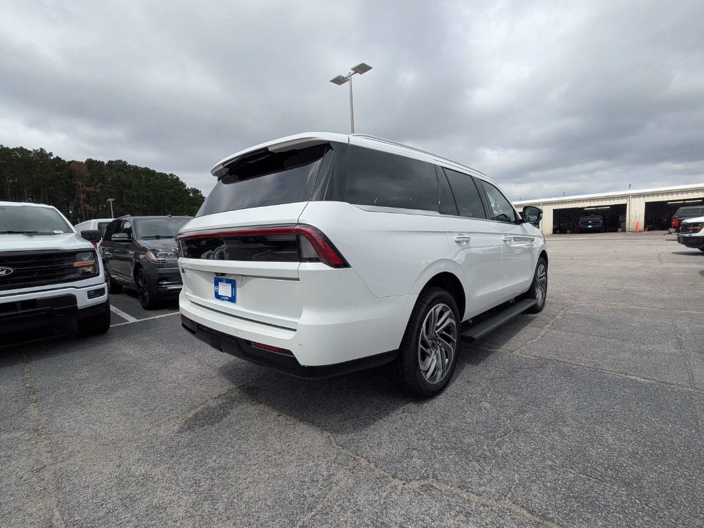 New 2027 Lincoln Navigator Reserve AWD/4WD image 4
