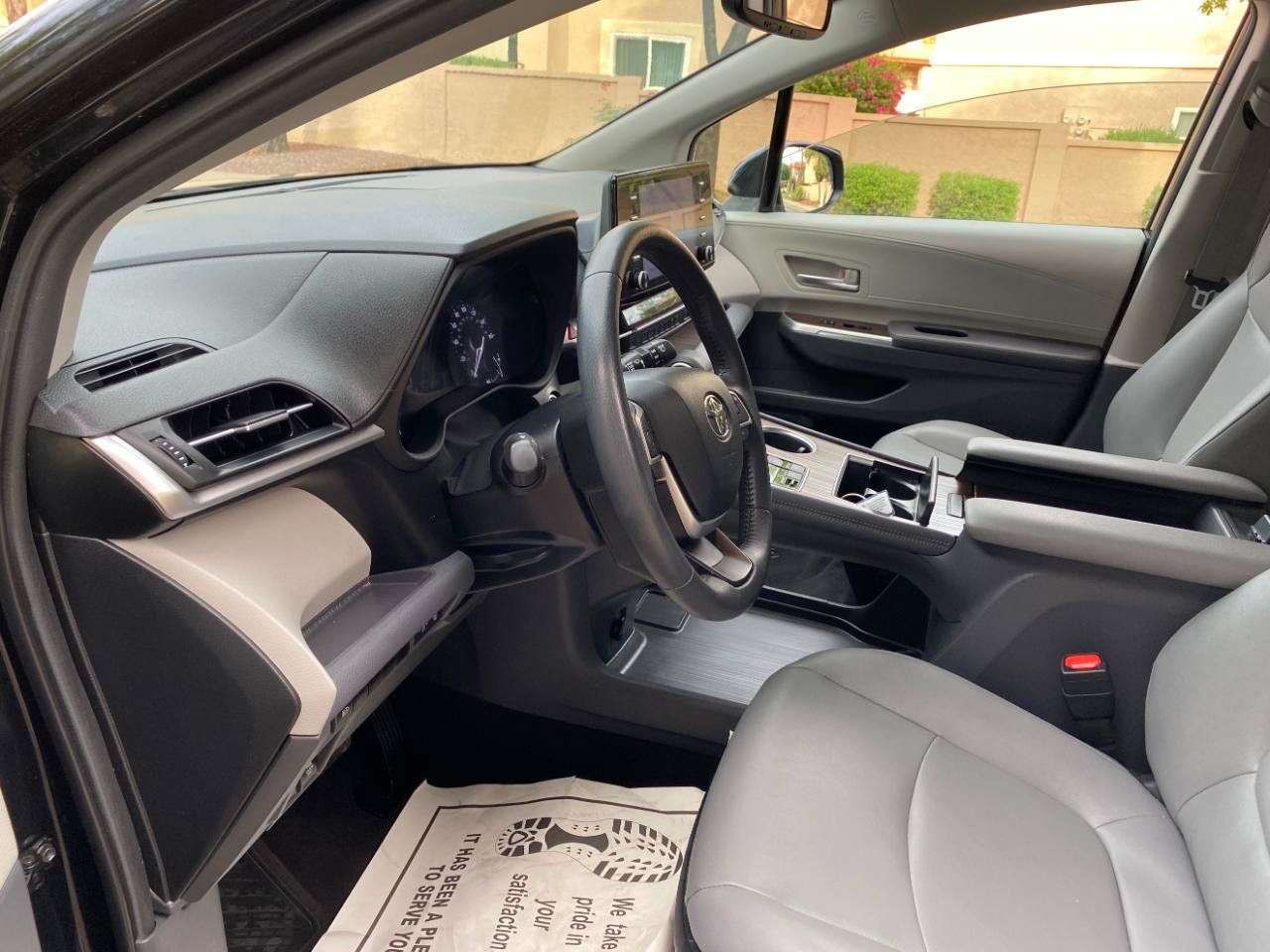 Used 2024 Toyota Sienna XLE FWD image 32