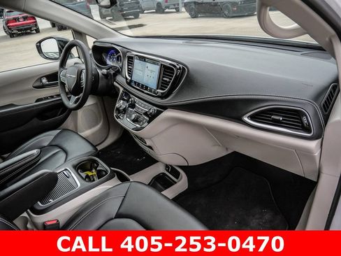 Used 2024 Chrysler Pacifica Touring-L AWD/4WD image 68