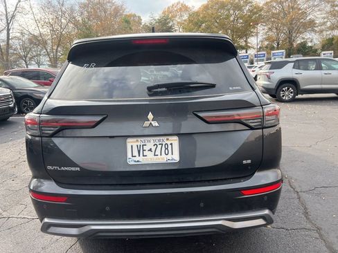 Used 2025 Mitsubishi Outlander SE image 12