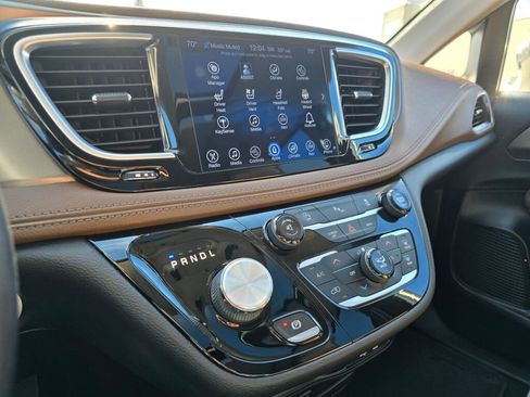 Used 2017 Chrysler Pacifica Limited image 28