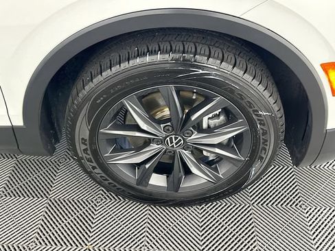 Used 2022 Volkswagen Tiguan SE w/ Panoramic Sunroof Package FWD image 11