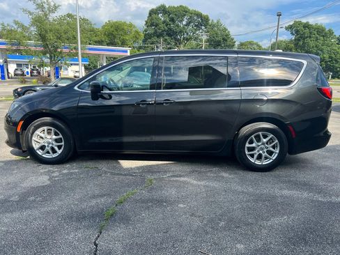 Used 2022 Chrysler Voyager LX image 1