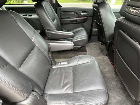 Used 2010 Cadillac Escalade ESV Luxury AWD/4WD image 12
