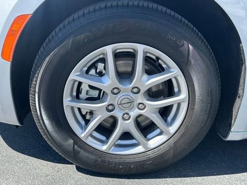 Used 2024 Chrysler Pacifica Touring-L FWD image 32