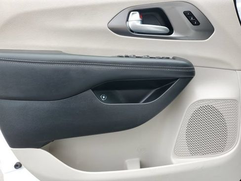 Used 2024 Chrysler Pacifica Limited FWD image 26