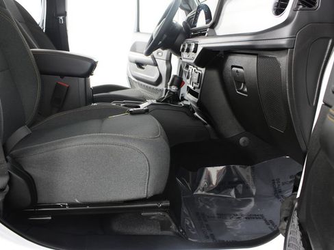 Used 2025 Jeep Wrangler Unlimited Sahara AWD/4WD image 19