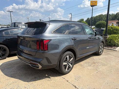 Used 2022 Kia Sorento S FWD image 3