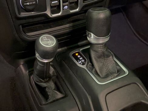 Used 2023 Jeep Gladiator Sport AWD/4WD image 19
