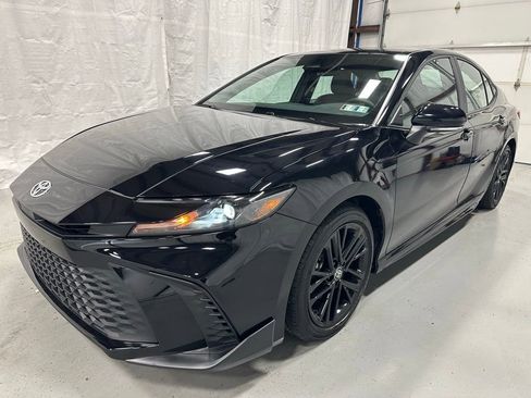 Used 2025 Toyota Camry SE w/ Convenience Package FWD image 3
