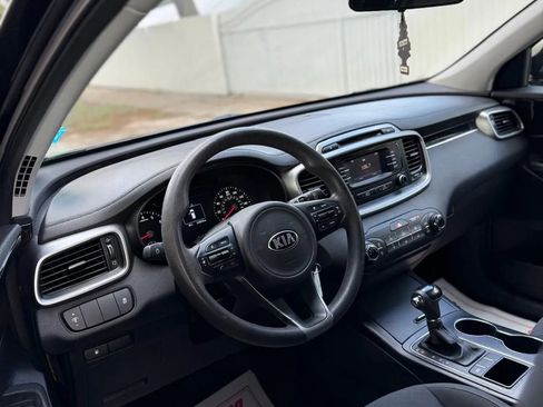 Used 2017 Kia Sorento LX image 11