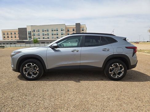 Used 2024 Chevrolet Trax LT image 2