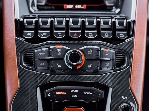 Used 2018 Lamborghini Aventador S image 70