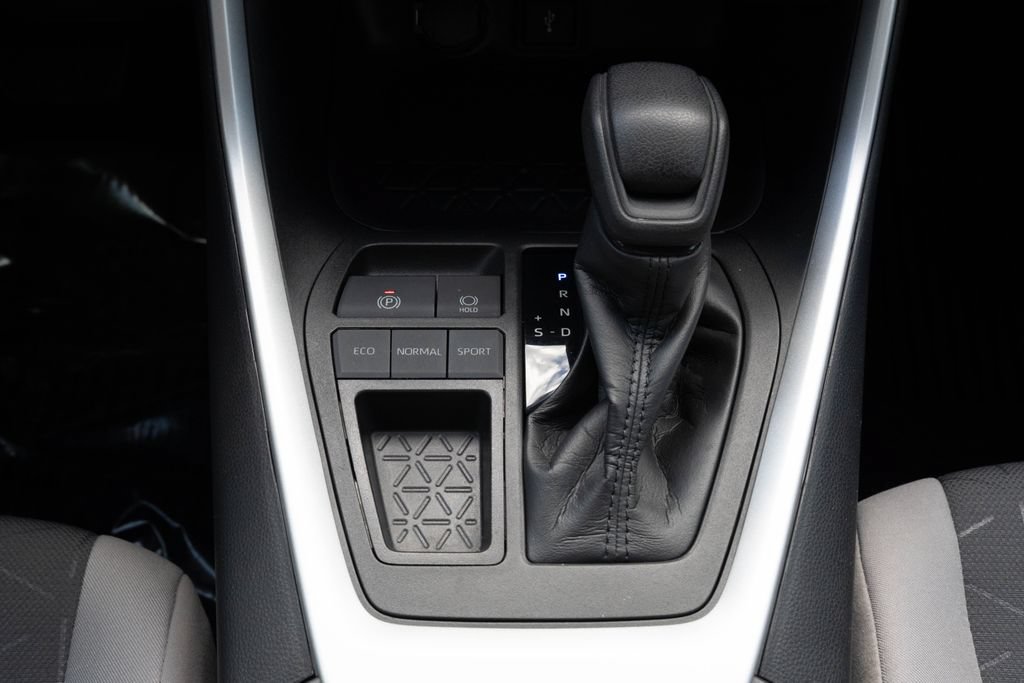 Used 2021 Toyota RAV4 XLE w/ Convenience Package FWD image 23