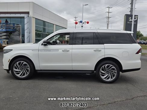 New 2026 Lincoln Navigator Premiere AWD/4WD image 2