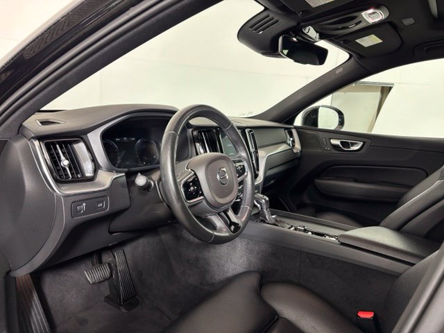 Used 2019 Volvo XC60 T5 Momentum w/ Multimedia Package AWD/4WD image 9