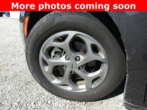 Used 2023 Chrysler Pacifica Limited FWD image 9