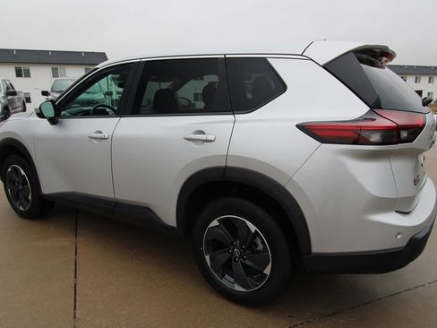 Used 2024 Nissan Rogue SV image 14