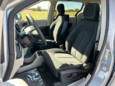 Used 2023 Chrysler Voyager LX image 11