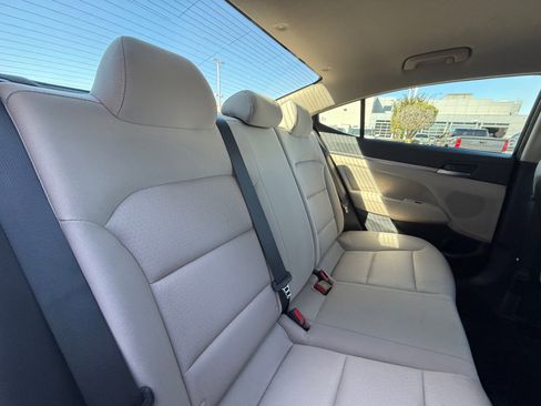 Used 2017 Hyundai Elantra SE image 18