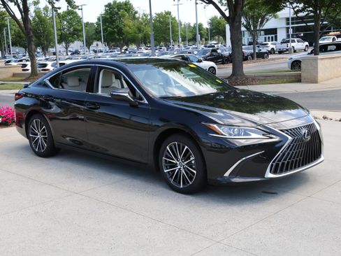 Used 2025 Lexus ES 300h w/ Premium Package FWD image 2