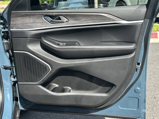 New 2026 Jeep Grand Cherokee Limited w/ Luxury Tech Group II RWD image 16