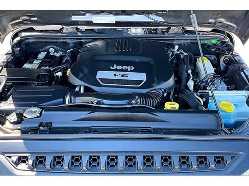 Used 2017 Jeep Wrangler Unlimited Rubicon w/ Connectivity Group AWD/4WD image 52