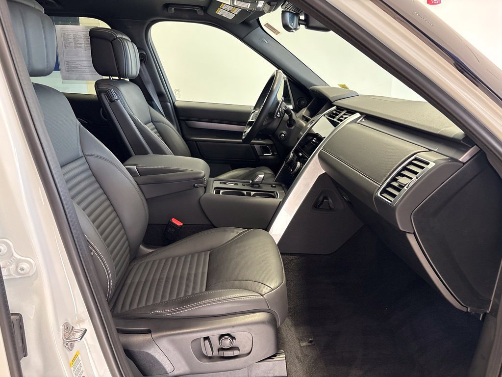 Used 2025 Land Rover Discovery Dynamic SE AWD/4WD image 31