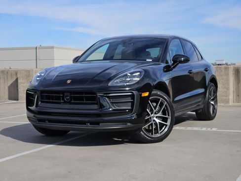 Certified 2025 Porsche Macan image 1