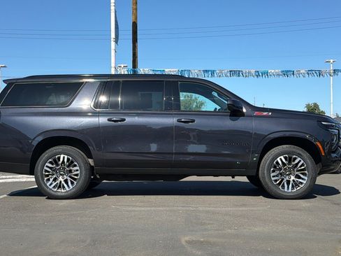 Used 2025 Chevrolet Suburban Z71 AWD/4WD image 3