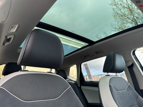 Used 2025 Volkswagen Taos SE w/ Panoramic Sunroof Package image 16