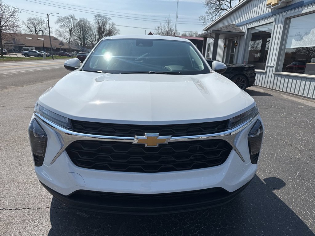 New 2026 Chevrolet Trax LS w/ LS Convenience Package FWD image 2