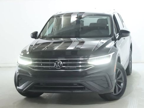 Certified 2023 Volkswagen Tiguan SE image 3