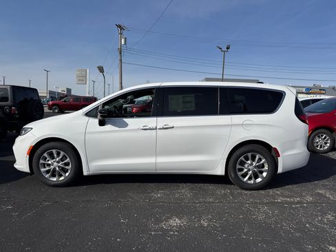 New 2026 Chrysler Pacifica Limited FWD image 3