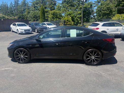 Used 2020 Hyundai Elantra Limited w/ Cargo Package (C1) FWD image 6