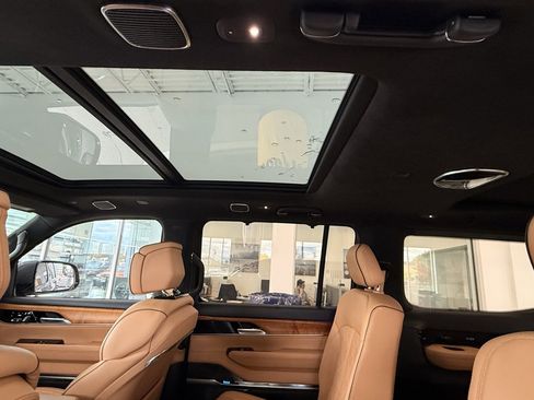 Used 2022 Jeep Grand Wagoneer Series III image 45