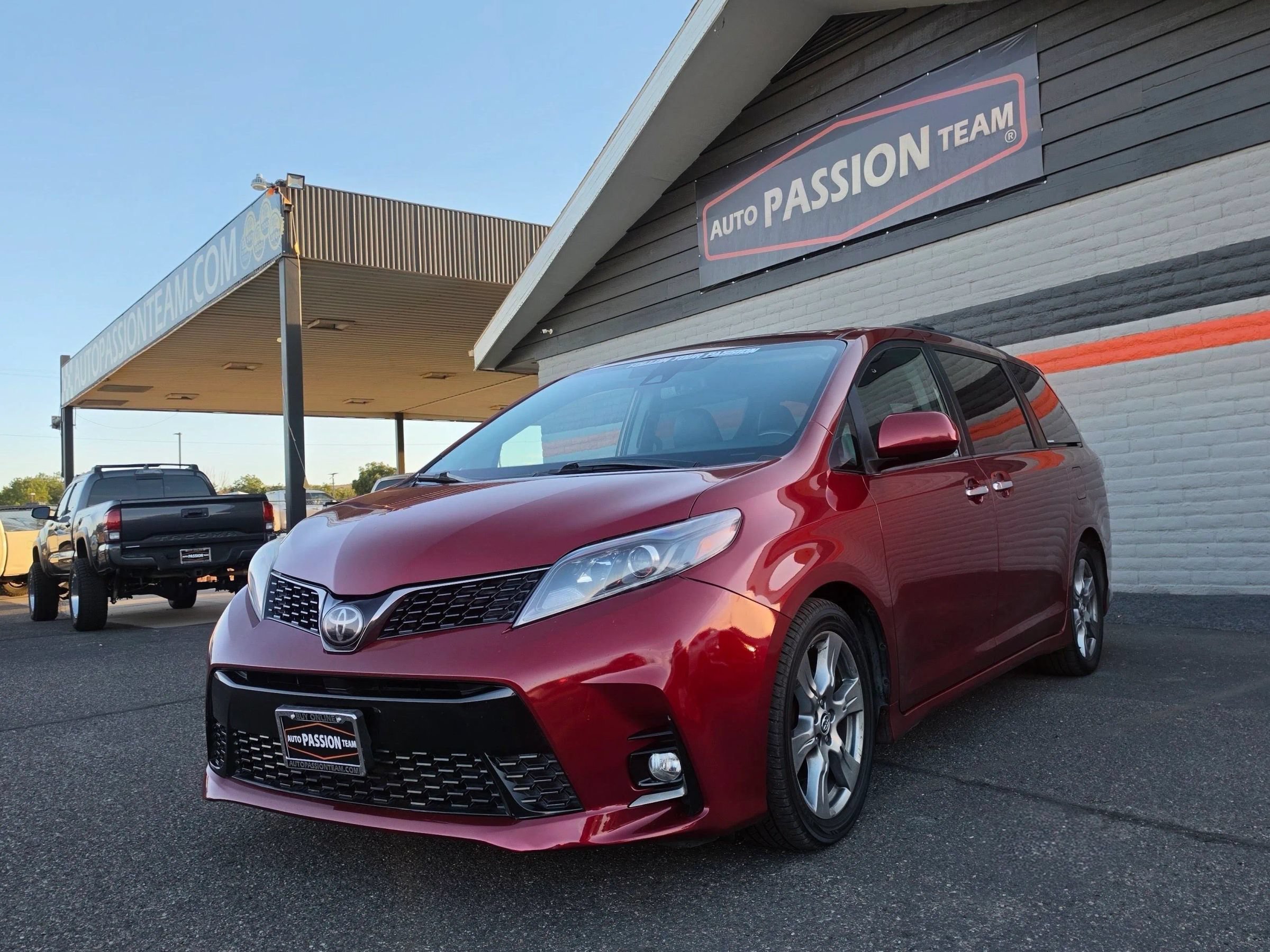 Used 2018 Toyota Sienna SE FWD image 1