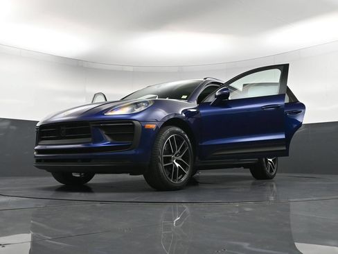 Certified 2022 Porsche Macan AWD/4WD image 37