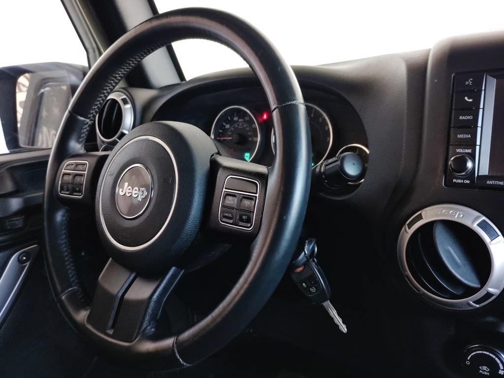 Used 2015 Jeep Wrangler Unlimited Rubicon w/ Connectivity Group AWD/4WD image 29