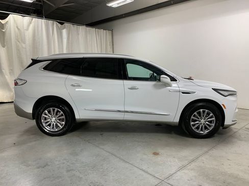 Used 2022 Buick Enclave Essence image 27