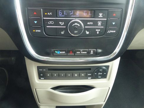 Used 2011 Chrysler Town & Country Touring-L w/ Entertainment Group #2 FWD image 22