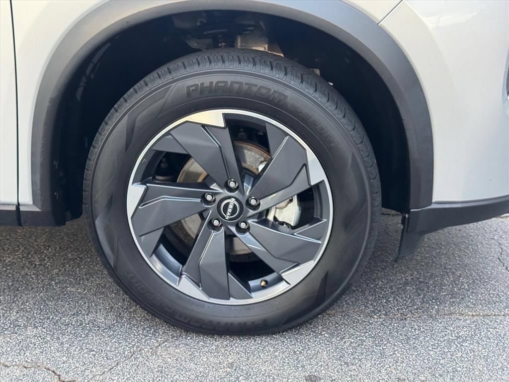 Certified 2025 Nissan Rogue SV FWD image 9